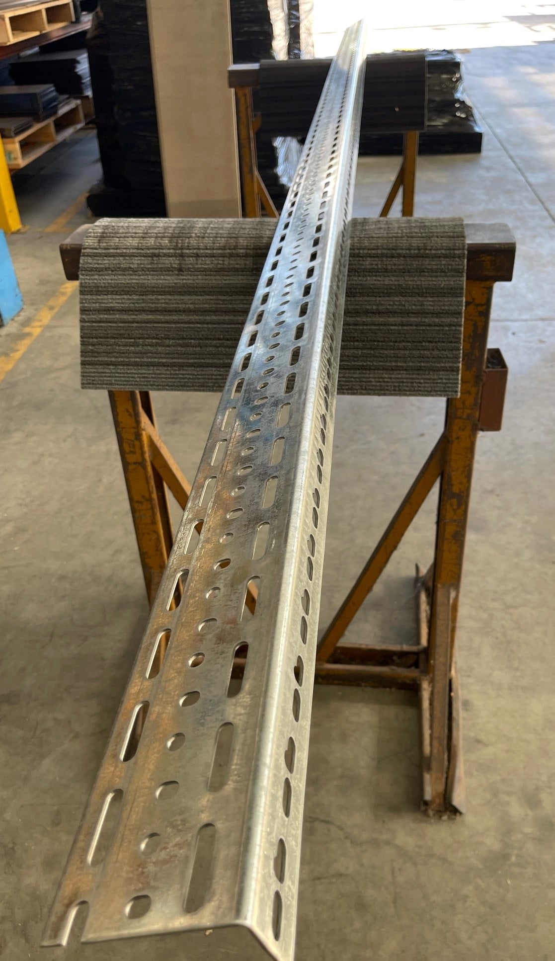 Stormor Handy Angle Steel Metal Slotted Section 3.6m - Zinc / Powderco ...