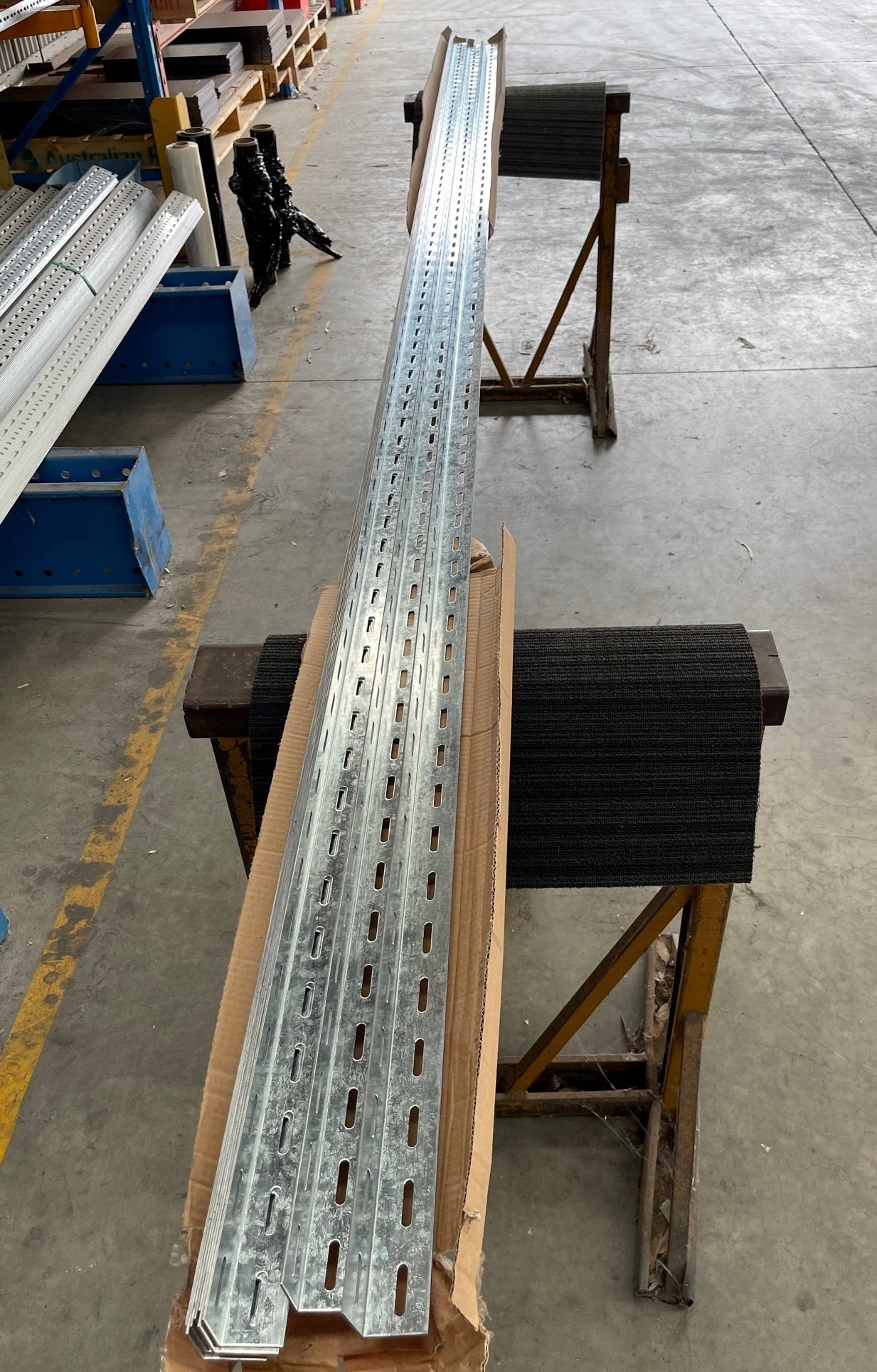 Stormor Handy Angle Steel Metal Slotted Section 3.6m - Zinc / Powderco ...